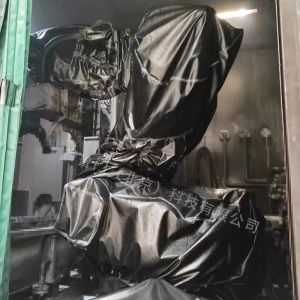 堿性環(huán)境下搬運(yùn)機(jī)器人防護(hù)服的功能作用